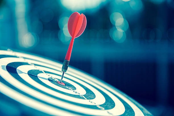 O marketing constrói diferenciação real ao destacar valor, posicionamento claro e proposta única ao público.