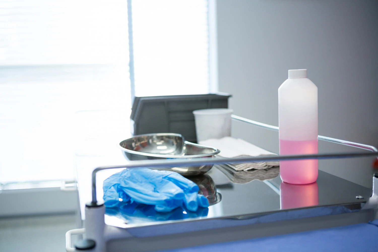 mesa auxiliar hospitalar funcoes aplicacoes no ambiente medico 1