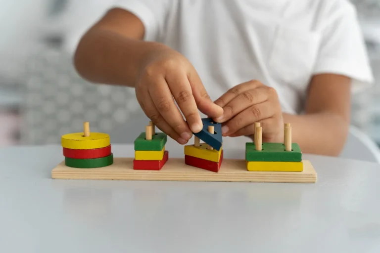 desenvolvimento infantil atraves das brincadeiras maos adulto crianca brinquedo madeira pinos colori