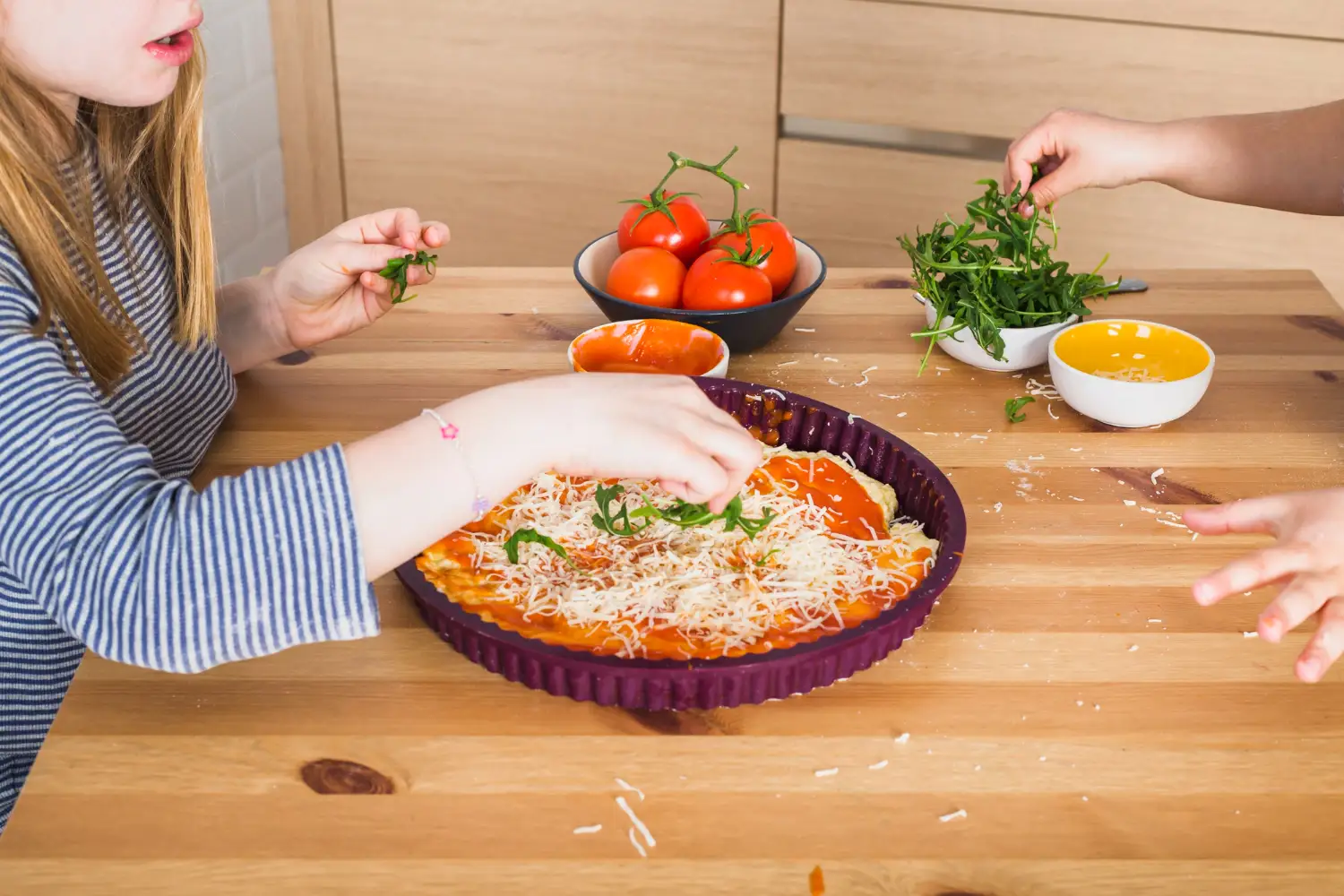 receitas faceis para fazer com criancas criancas preparando pizza caseira receitas facies para fazer
